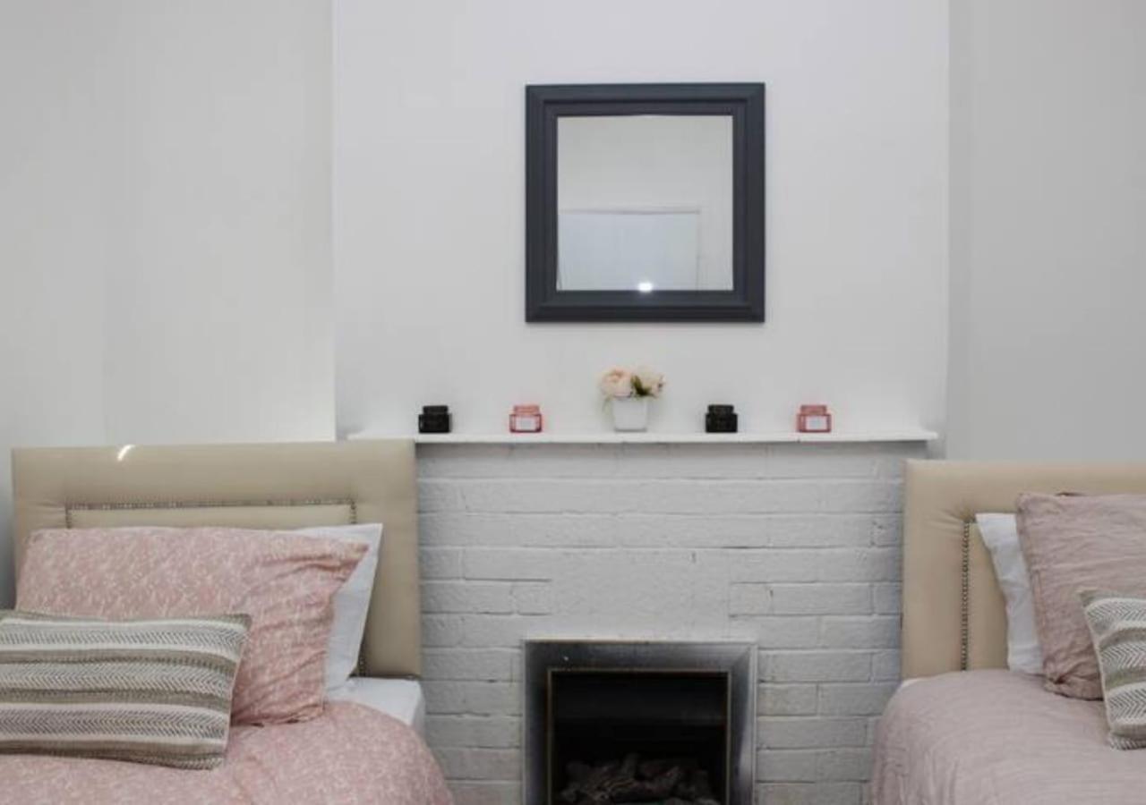 Вилла Newly Refurbished 3 Bed 2.5 Bath House In Staines Экстерьер фото