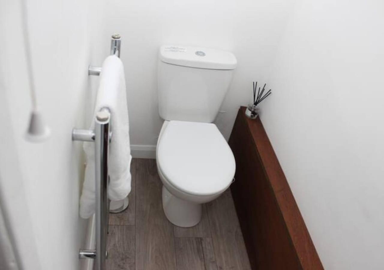 Вилла Newly Refurbished 3 Bed 2.5 Bath House In Staines Экстерьер фото