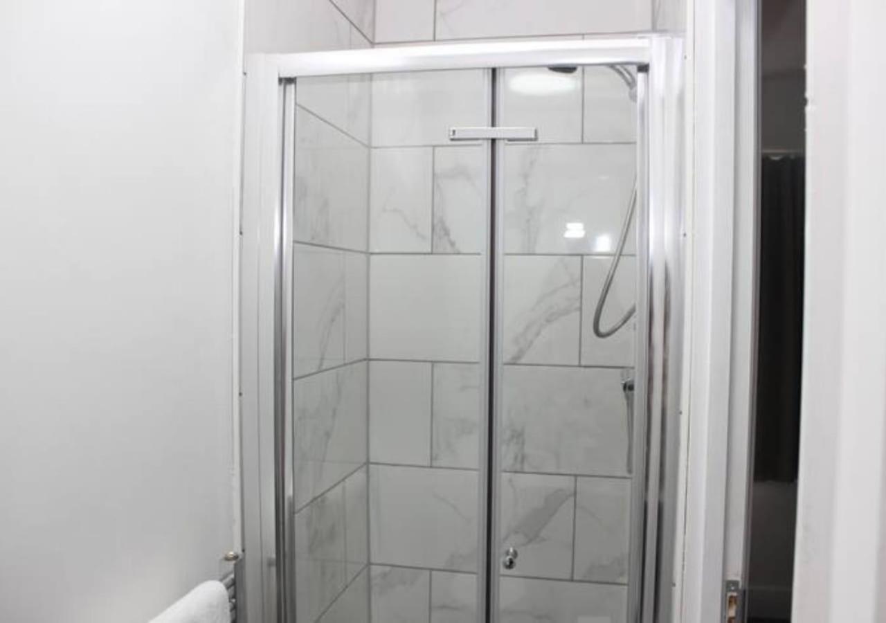Вилла Newly Refurbished 3 Bed 2.5 Bath House In Staines Экстерьер фото