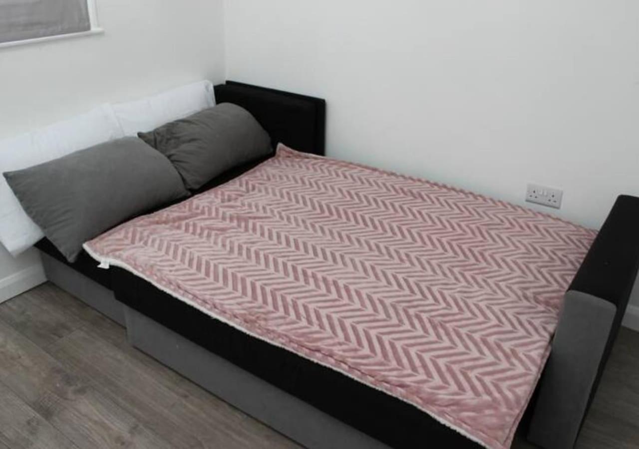 Вилла Newly Refurbished 3 Bed 2.5 Bath House In Staines Экстерьер фото