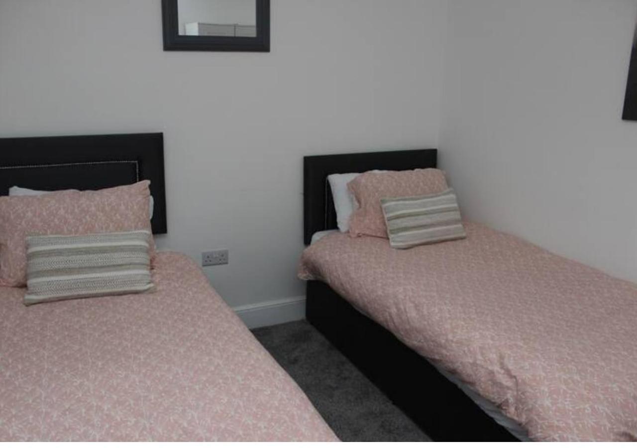 Вилла Newly Refurbished 3 Bed 2.5 Bath House In Staines Экстерьер фото