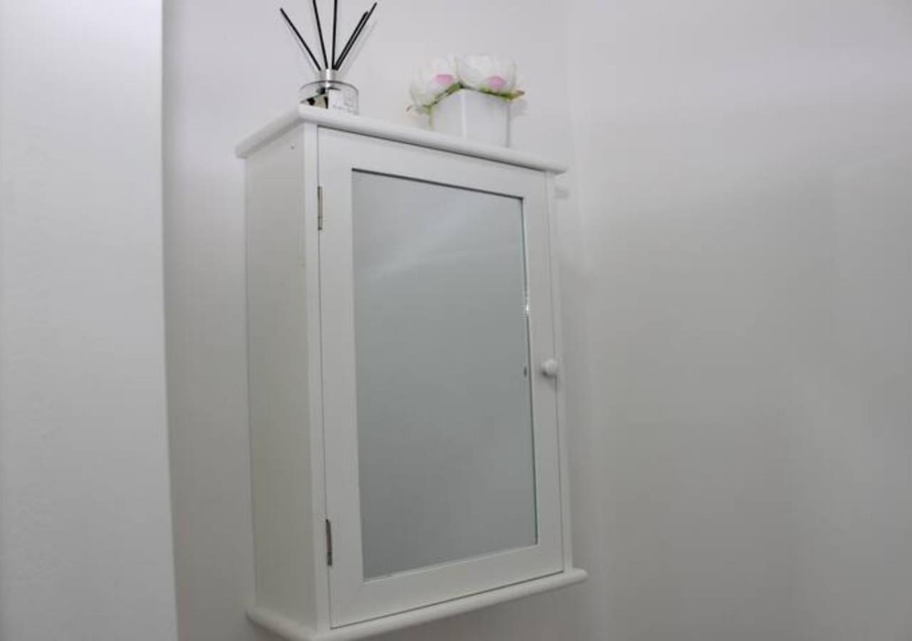 Вилла Newly Refurbished 3 Bed 2.5 Bath House In Staines Экстерьер фото