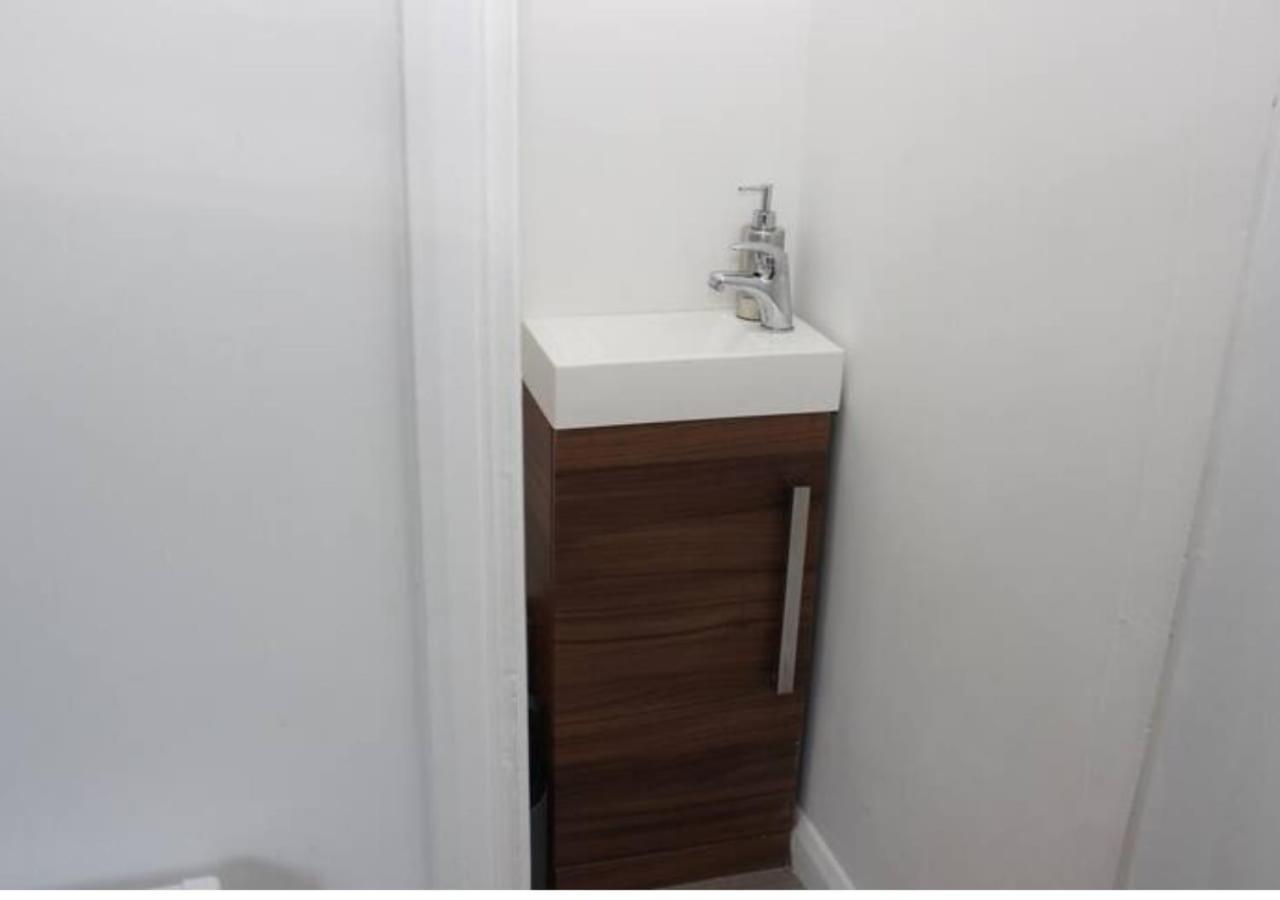 Вилла Newly Refurbished 3 Bed 2.5 Bath House In Staines Экстерьер фото