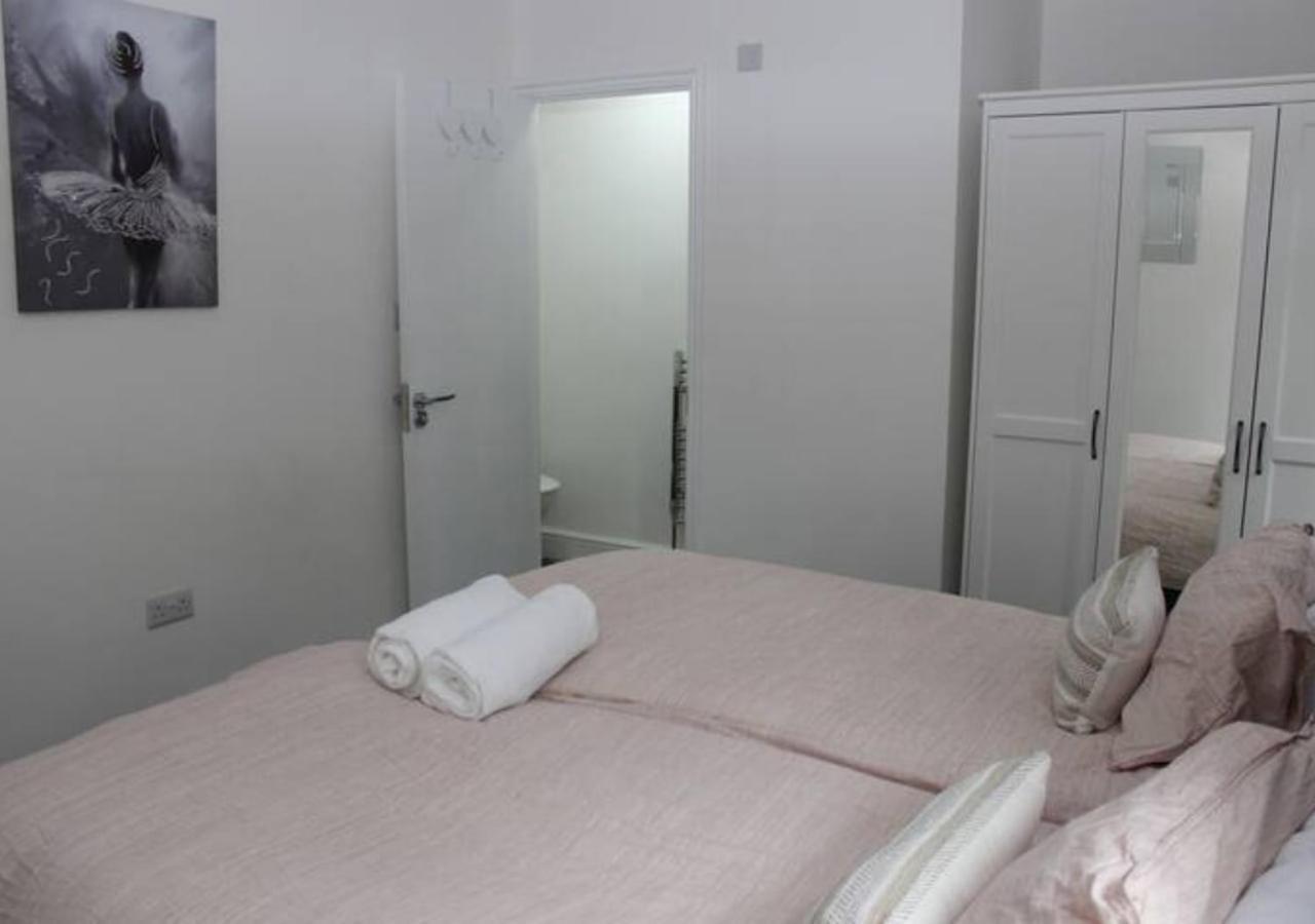 Вилла Newly Refurbished 3 Bed 2.5 Bath House In Staines Экстерьер фото